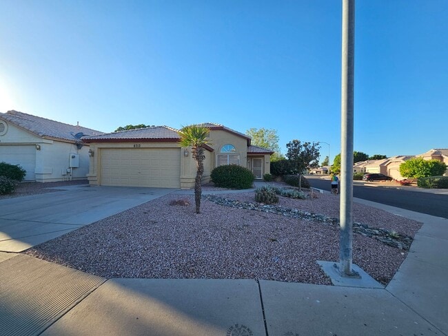 Photo - MOVE IN SPECIALS !!  Single level CORNER L...