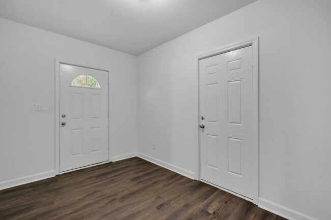 242 S Lipona Rd