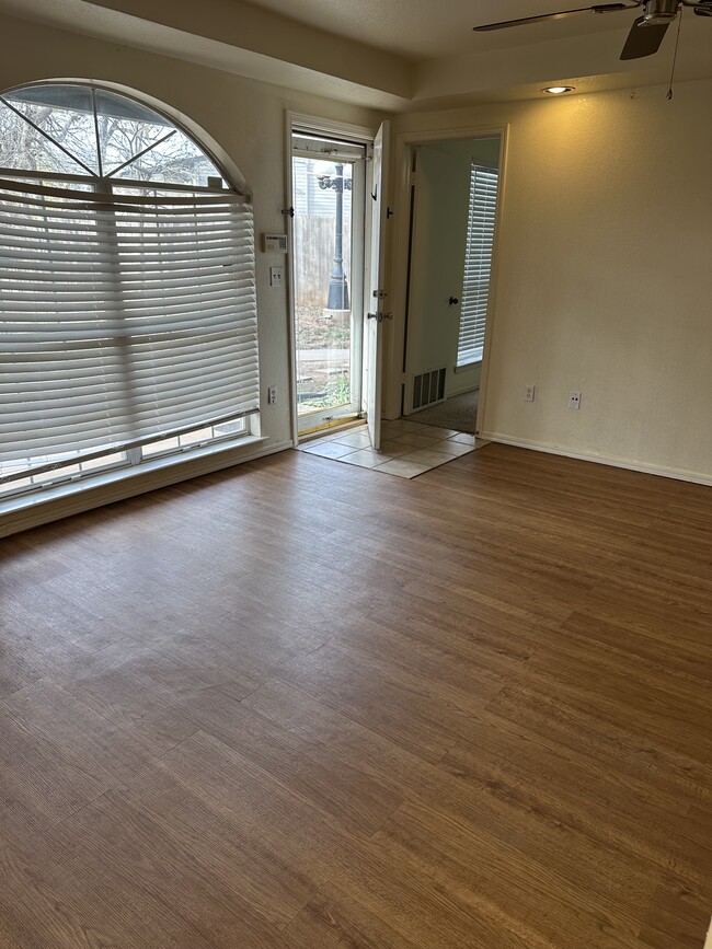 Building Photo - 11525 N Meridian Ave Unit NA