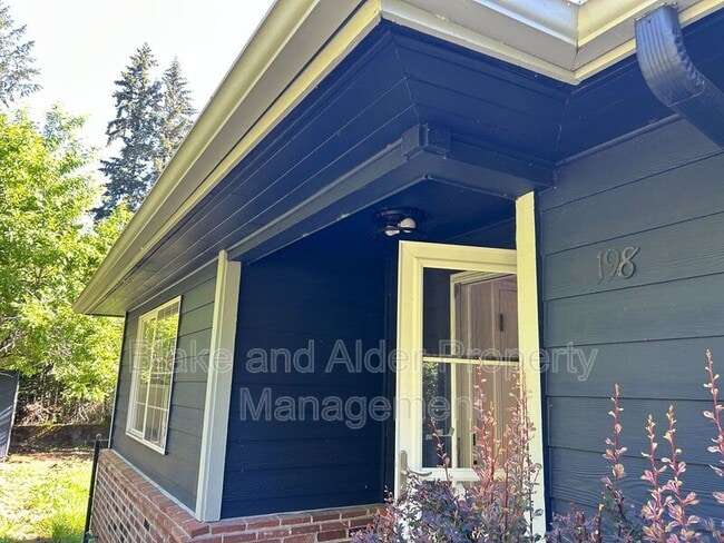 Building Photo - 198 NE 157th Ave