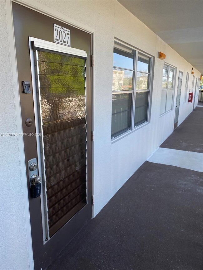 Building Photo - 2027 Hythe B Unit 2027