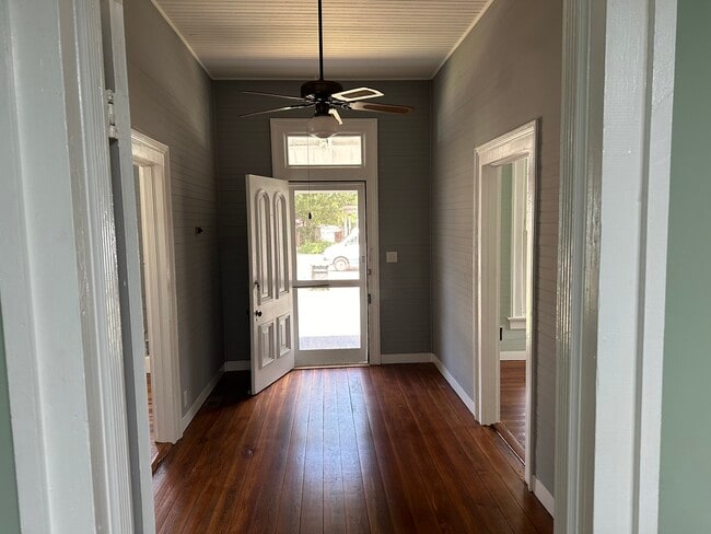 Foyer - 1909 Summerville Rd