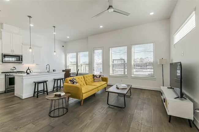 Photo - 308 Queen Sude Ln