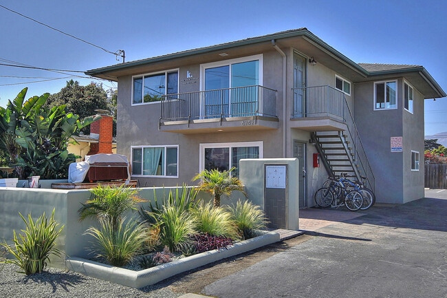 Building Photo - 6742 Del Playa Dr Unit B