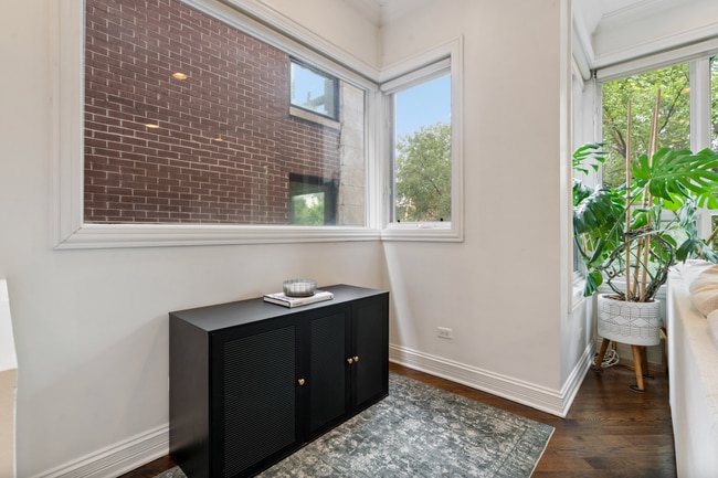 1131 W Addison St Unit 2