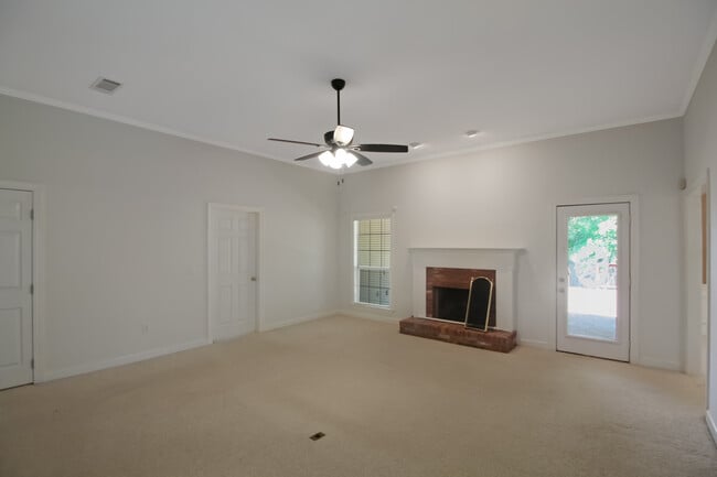 Photo - 345 Avonlea Ln