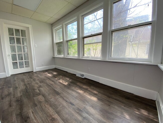 Photo - Beautiful 3 bedroom house with Den!