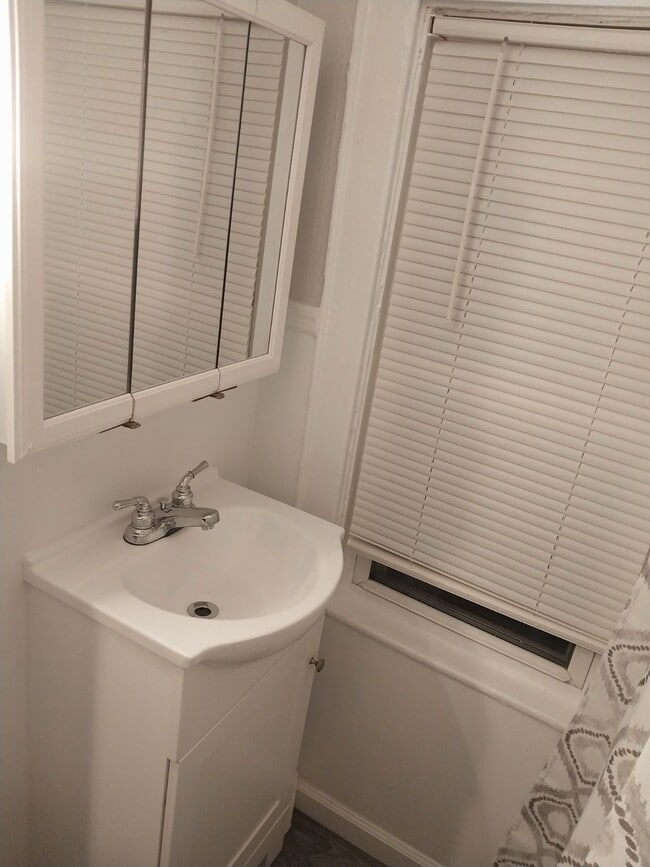 Building Photo - 30 Sailly ave Unit APT C