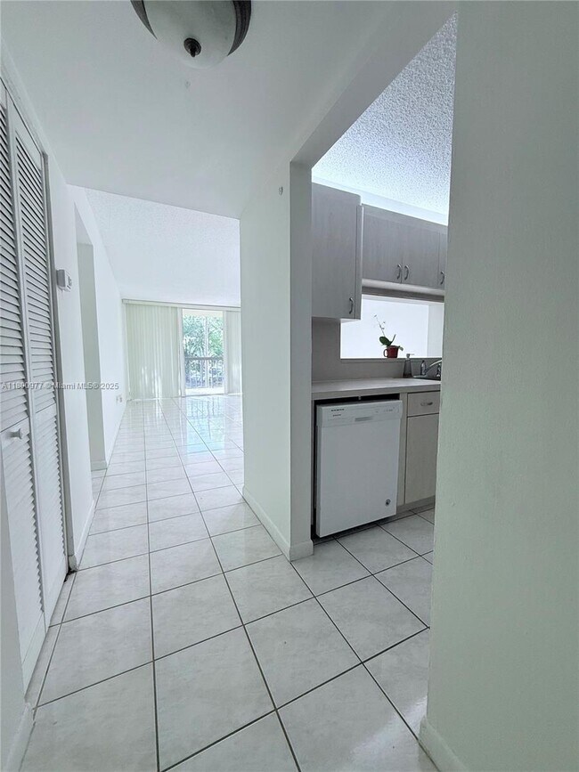 Building Photo - 10835 SW 112th Ave Unit 206 Rental