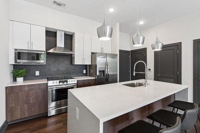 Photo - 112 Rogers St SE