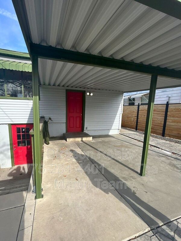 Building Photo - 320 W Plumb Ln