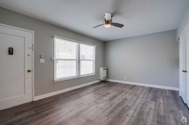 Building Photo - Bright studio looking for its next happy r... Unit 3 Rental