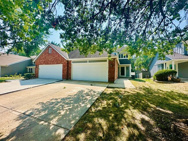 Building Photo - {10709} Spacious Overland Park Duplex + T... Rental