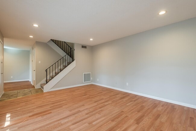 Photo - 502 Cedartop Ln NW Unit B