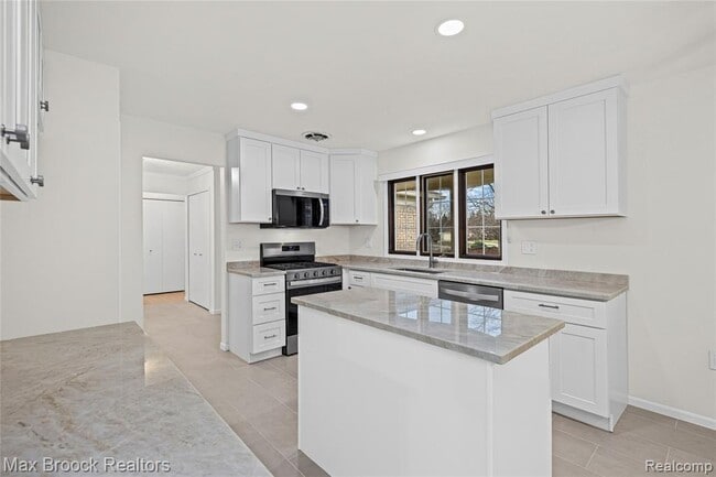 Photo - 28977 Lake Park Dr