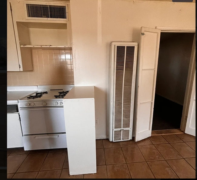 Photo - 528 W Howe St