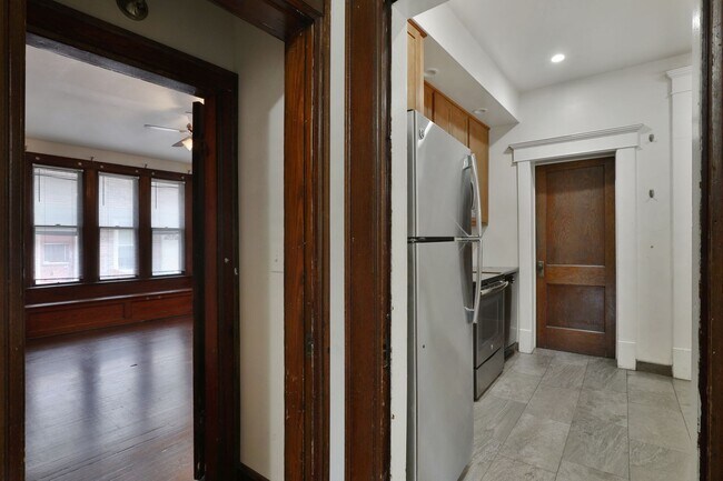 Great CENTRAL Location 5 Bedroom House - Virtual Showings Available - Great CENTRAL Location 5 Bedroom House - Virtual Showings Available