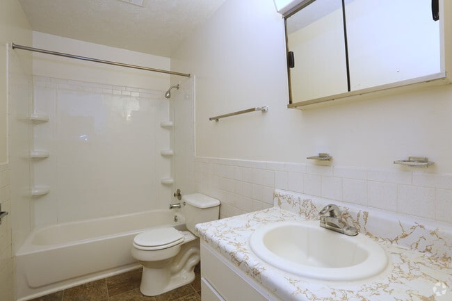 1BR_1BA 630 sq ft - Bathroom