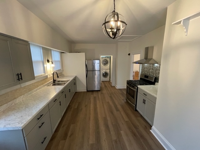 Kitchen - 943 Columbia St Apartments