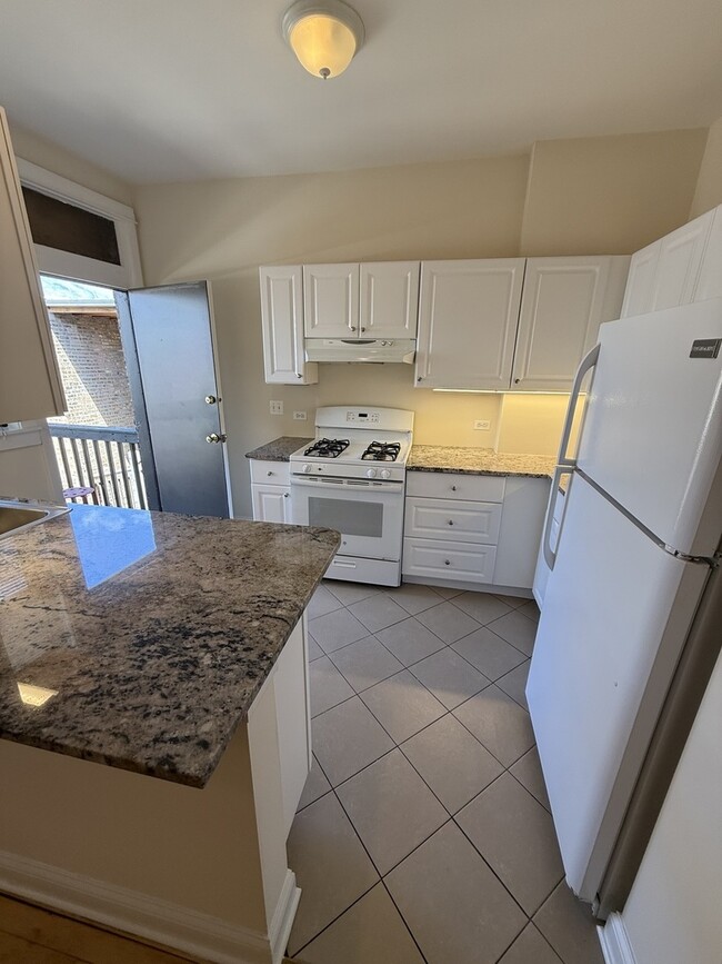 Photo - 1742 W Estes Ave Unidad 211