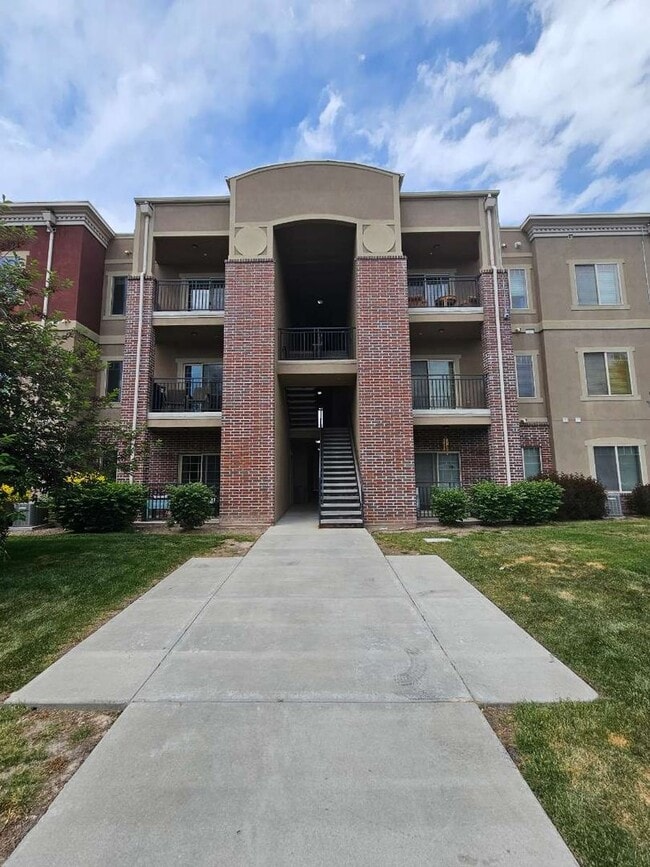 Building Photo - GORGEOUS Downtown Unit 13 Rental