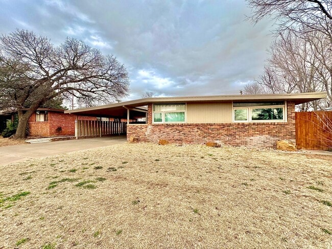 Building Photo - Cute 3/2 with Bonus Room Central Lubbock close to University