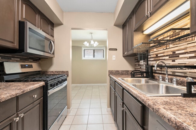 2210 Country Club Dr
