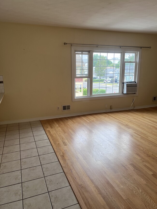 livingroom - 929 Avery Ave Unit Apt 1