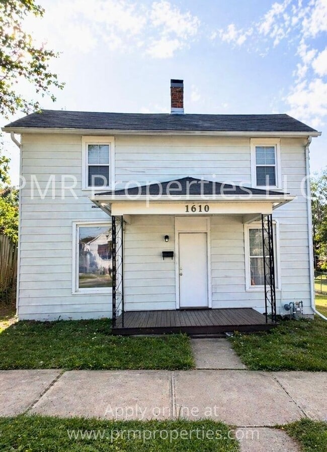 Building Photo - 3 Bedrooms / 1 Bathroom House