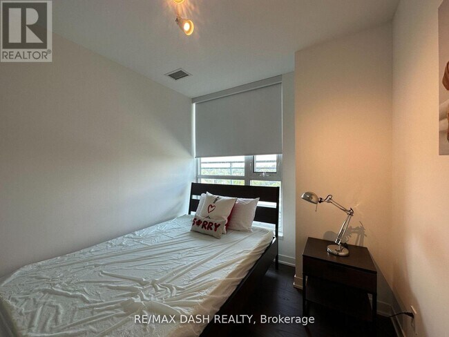 Photo - 223 St Clair Ave W Unité 1002