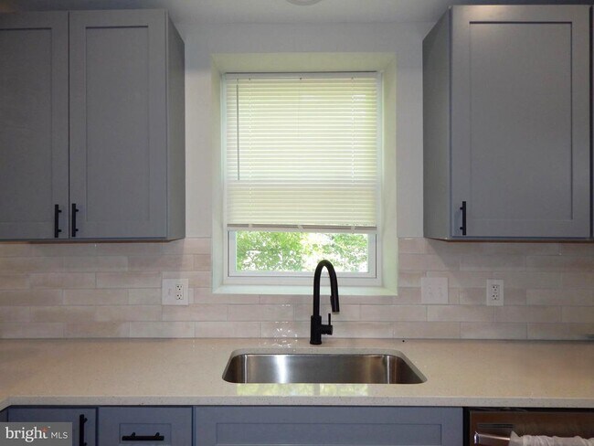Photo - 301 Cornwall St