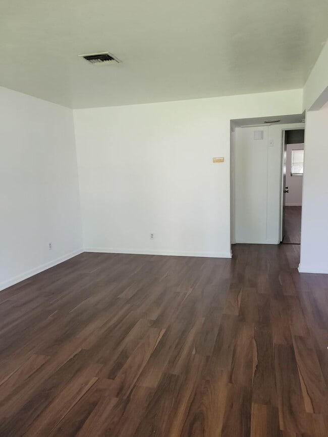 Photo - 3 BEDROOM 1 BATH  - 1/2 DUPLEX LOCATED IN ...