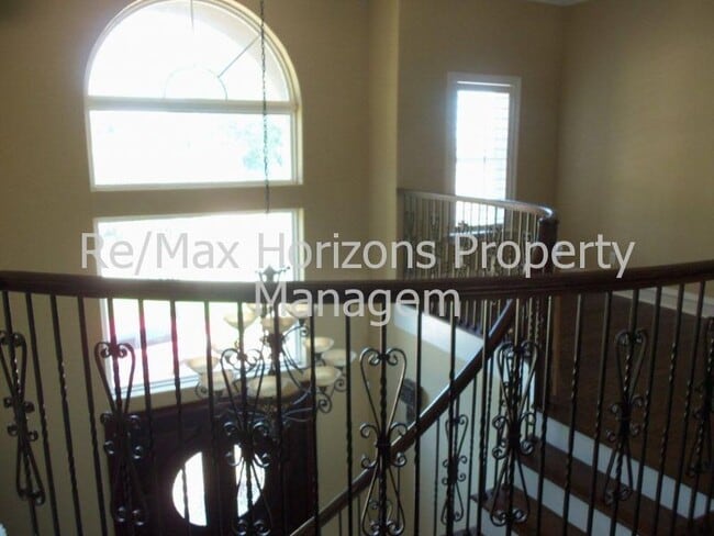 Photo - Magnificent home on golf course!