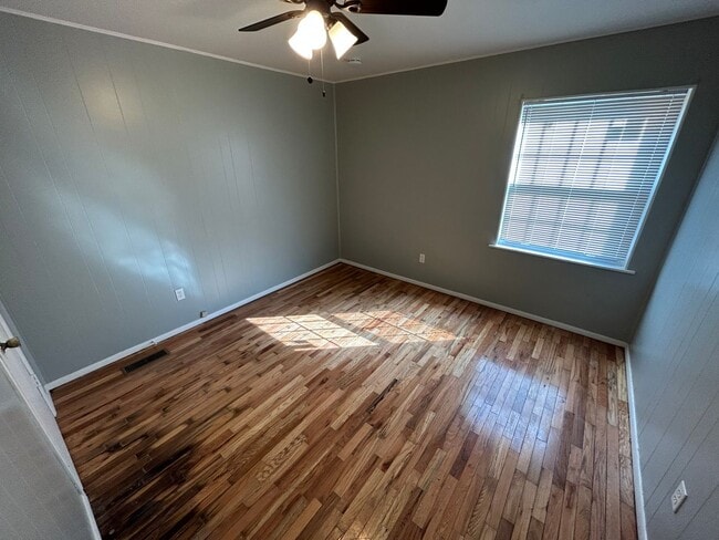 Photo - 3 bedroom, 1 bathroom home only minutes aw...