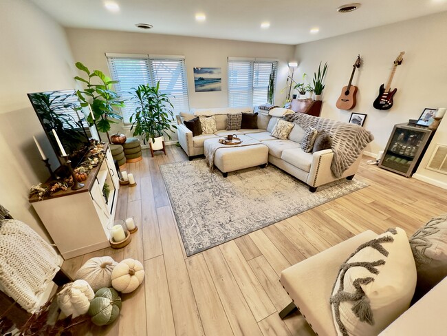 Building Photo - 361 Claremont Ave Unit 16