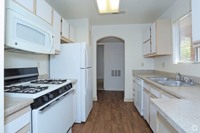 1BR, 1BA - 814 SF Kitchen