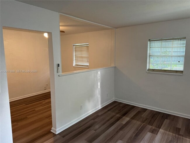 Photo - 645 NE 35th St Unidad 1