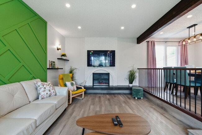 Photo - 10719-1042A 42a Ave NW Unit SI ID1564645P