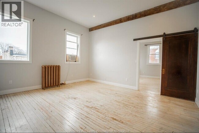 Photo - 1558 Ontario St