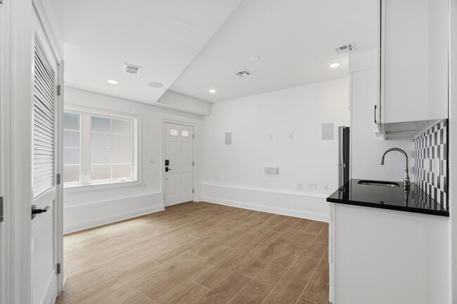 Photo - 14 W 49th St