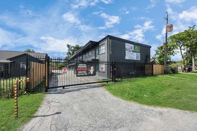 Building Photo - Huntington Place Rental