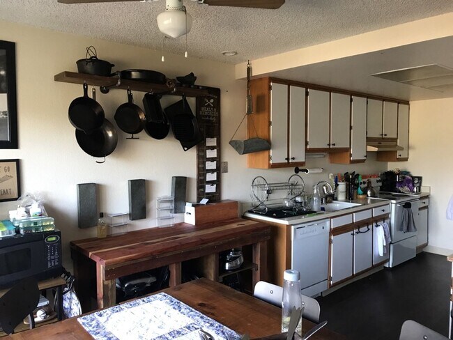 Photo - 2127-2129 E. 8th Street Unidad 2127