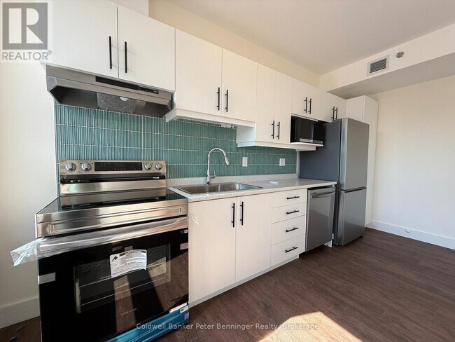 Photo - 206 Queen St S