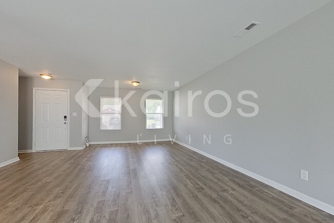 Photo - 326 Kenneth Blvd NW
