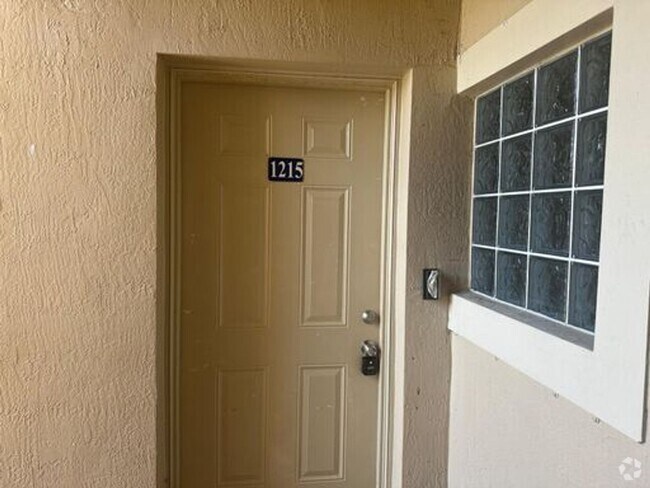 Building Photo - 3 Bedroom Townhome in West Palm Beach