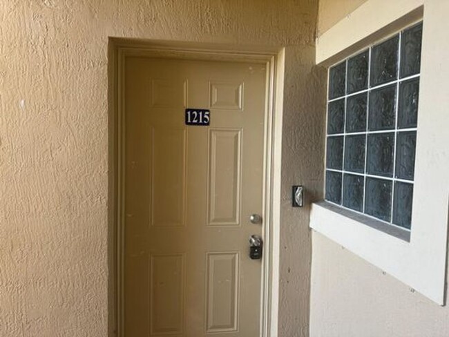 3 Bedroom Townhome in West Palm Beach - 3 Bedroom Townhome in West Palm Beach