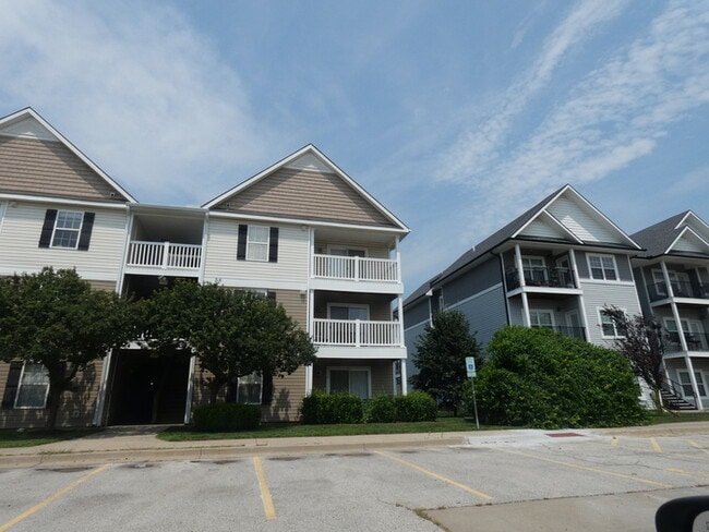 Building Photo - Beautiful Condo in North Kansas City School District! Unit 3B