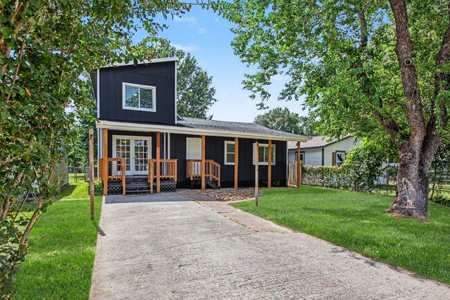 Photo - 302 Lawrence St