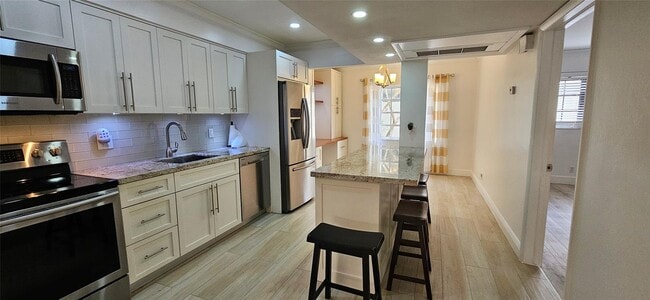 Building Photo - 917 NE 16th Ave Unit 6