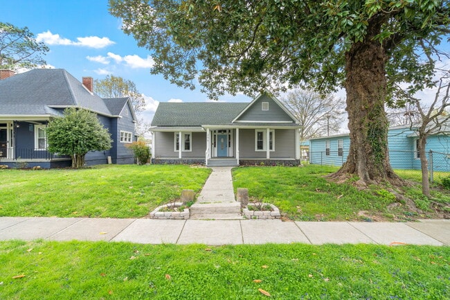 Building Photo - 206 E Springdale Ave